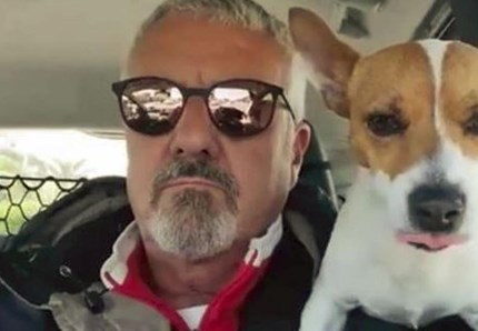 Presidente del consiglio comunale guida col cane in spalla, il web insorge