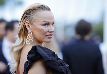 Pamela Anderson in gabbia per gli animali