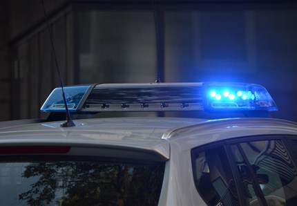Atti osceni con un cane fuori alla chiesa